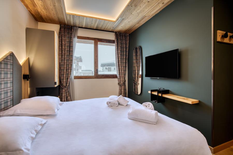 2 single beds (90×200) with a TV and an attached shower room