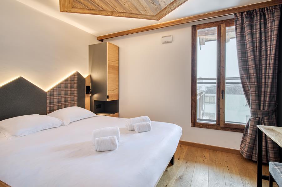1 double bed (160×200) with TV and en suite bathroom