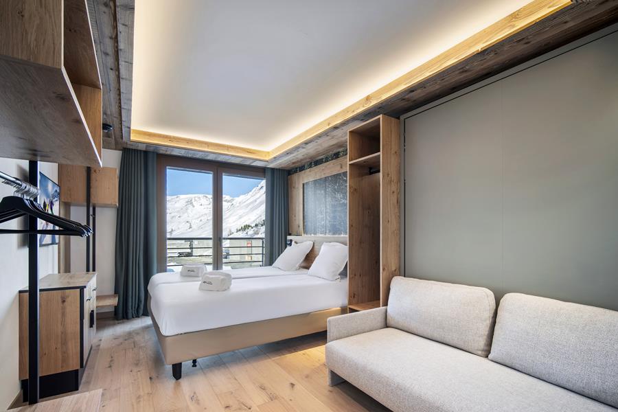 2 single beds (90×200) + 1 armchair bed (160×200) with TV and an adjoining shower room