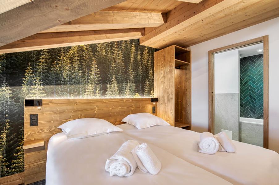 2 single beds (90×200) with TV and en suite bathroom
