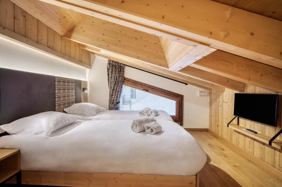 2 single beds (90×200) with TV