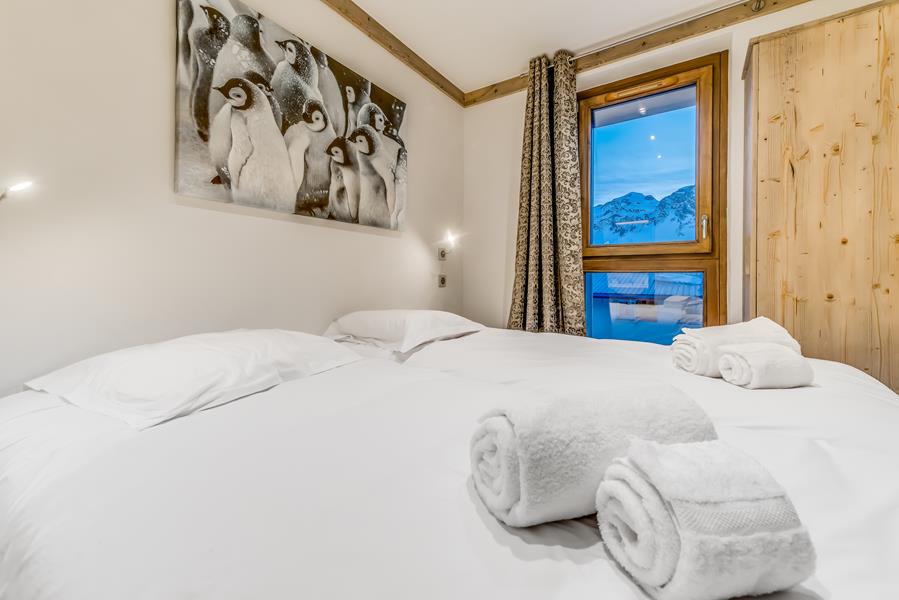 2 single beds (90×200) and an attached shower room