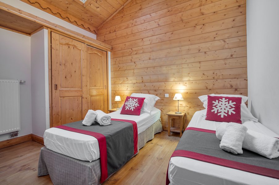2 single beds (90 x 200) with a skylight