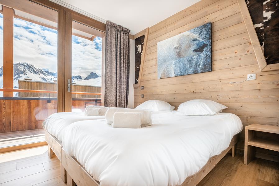 2 single beds (90×200) and an attached shower room