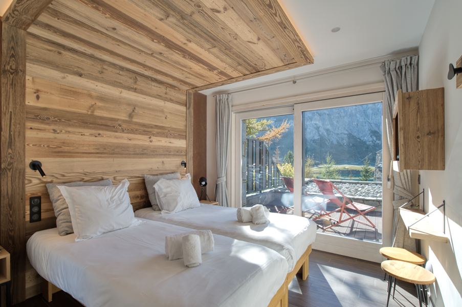 2 single beds (90×200) with a TV and an attached shower room