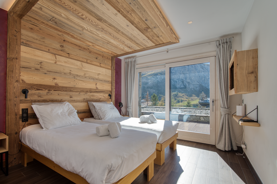2 single beds (90×200) with a TV and an attached shower room