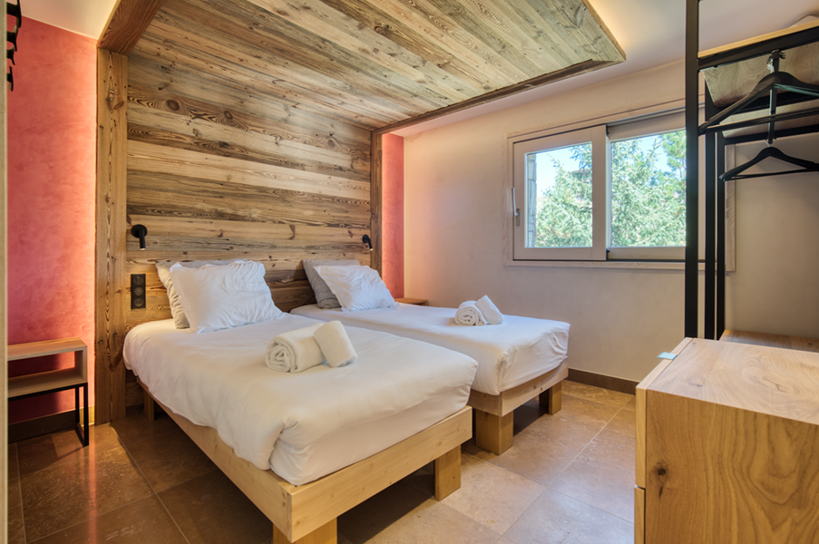 2 single beds (90×200) with a TV and an attached shower room