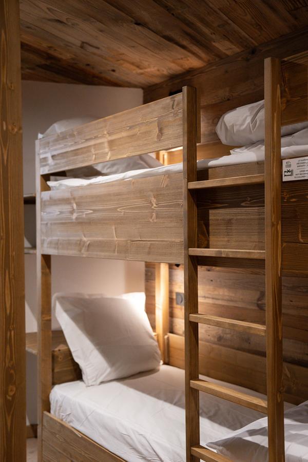 2 bunk beds (80 x 190) with TV and attached shower room—no window