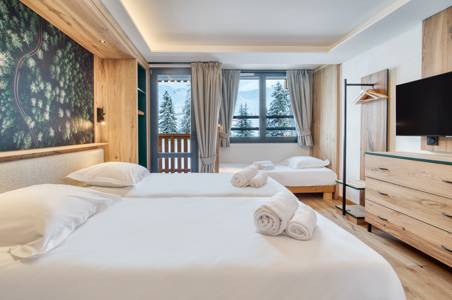 2 single beds (90×200) + 1 single bed (80×190) with TV and en suite shower room 