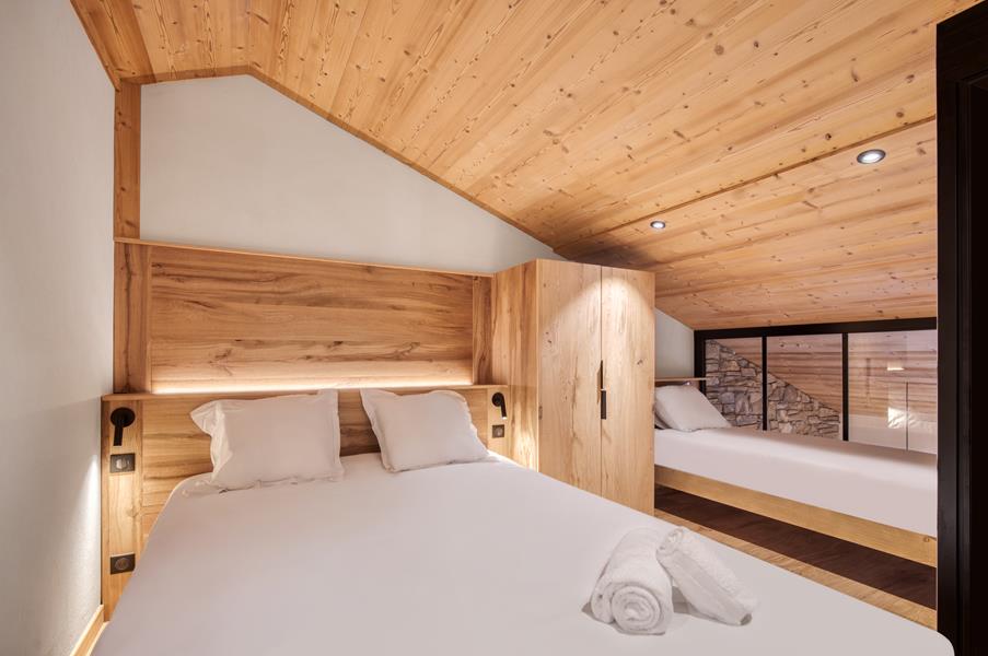 1 double bed (160×200) with TV and en suite bathroom