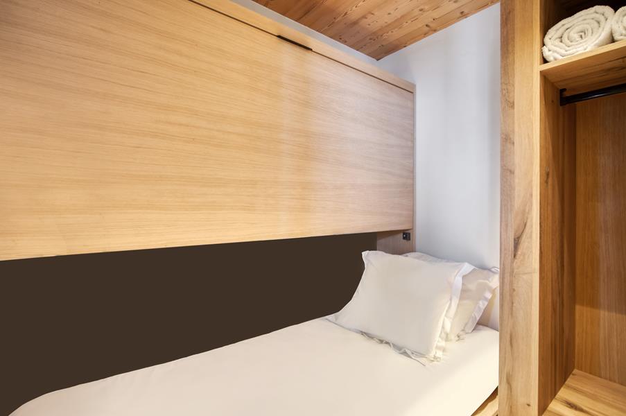 2 fold-down single beds (90×200)