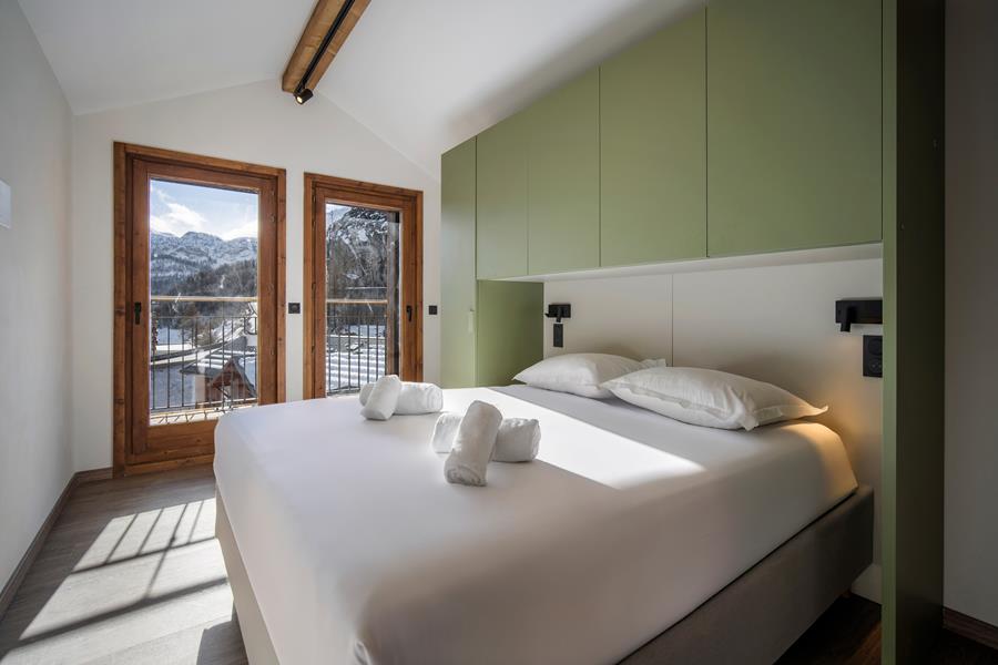 1 lit double 160*200 et salle de douche attenante