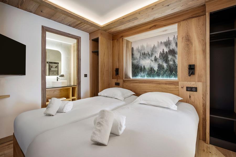 2 lits simples (90*200) avec TV et salle de douche attenante