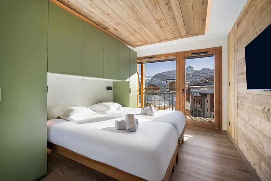 2 lits simples en 90*200 avec TV