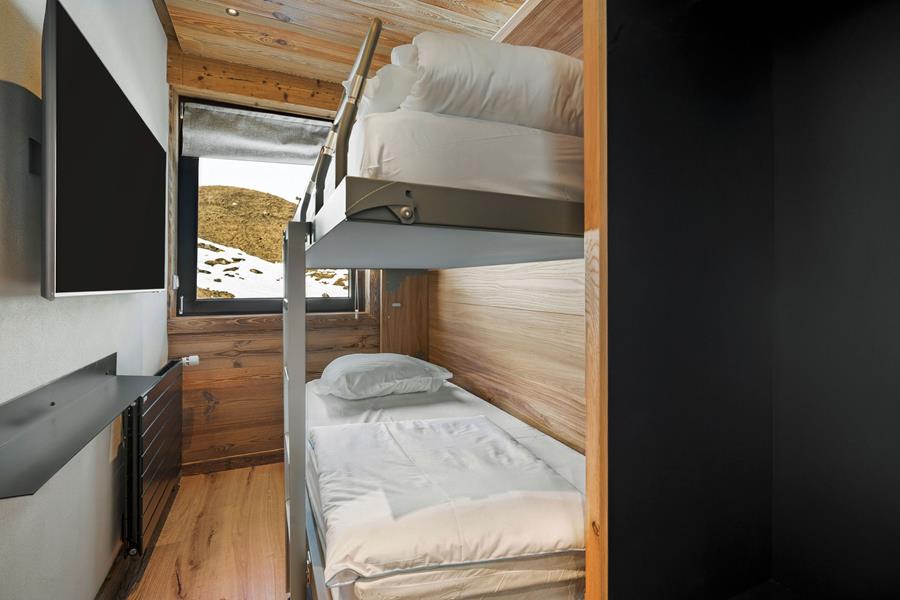 1 lit superposé (80*190) avec TV et salle de douche attenante