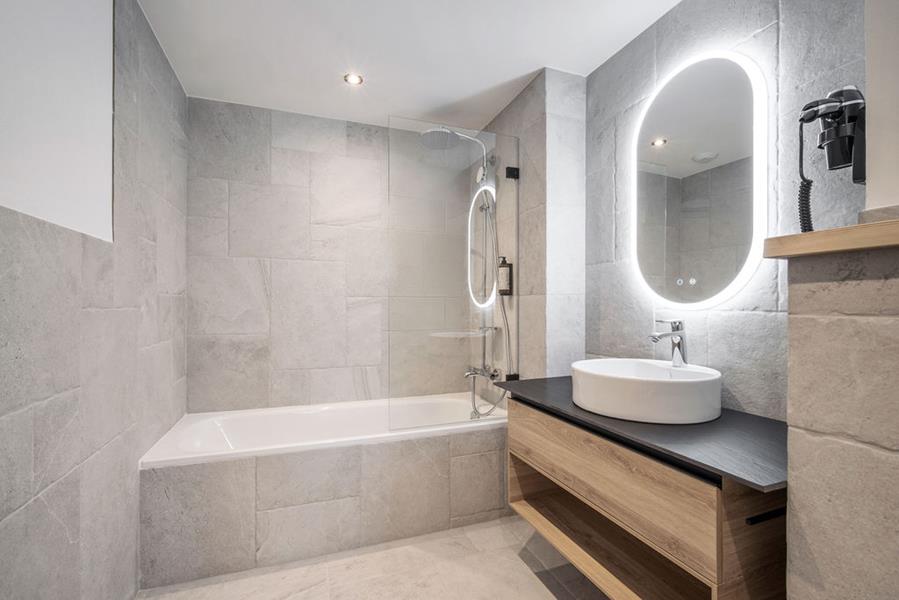 Shared bathroom (bathtub + toilet) for Room 3 and Room 4