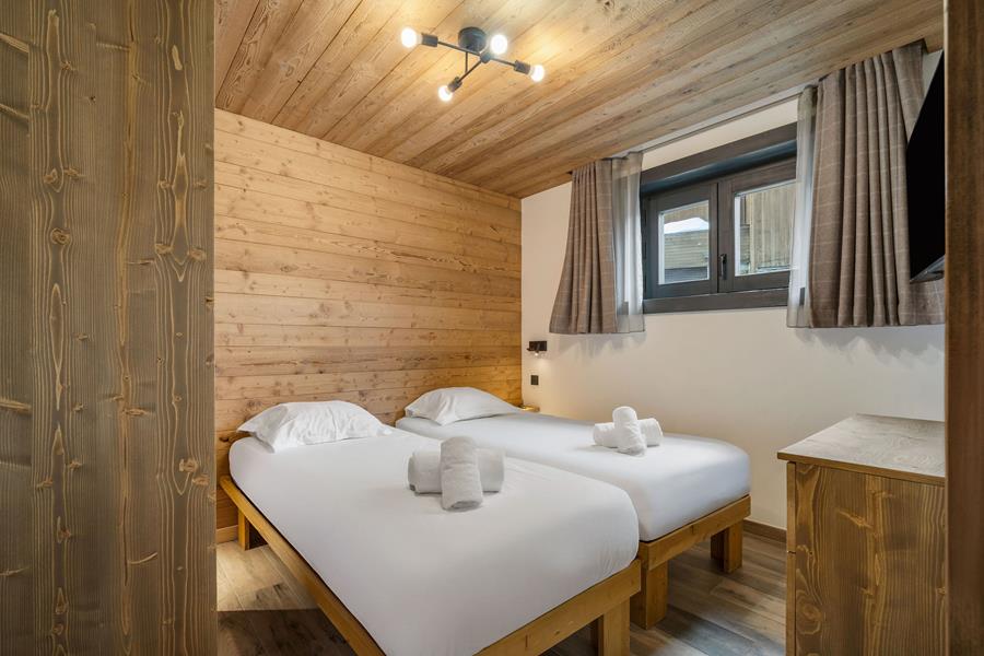 2 single beds (90*200) with TV and en-suite shower