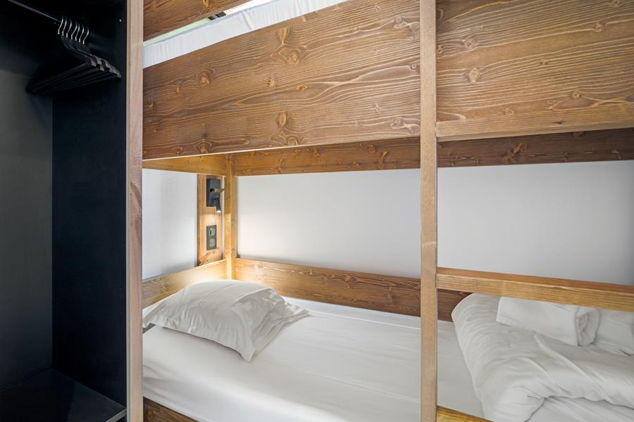 2 lits superposés (bas -140*200 et haut - 90*200) avec TV