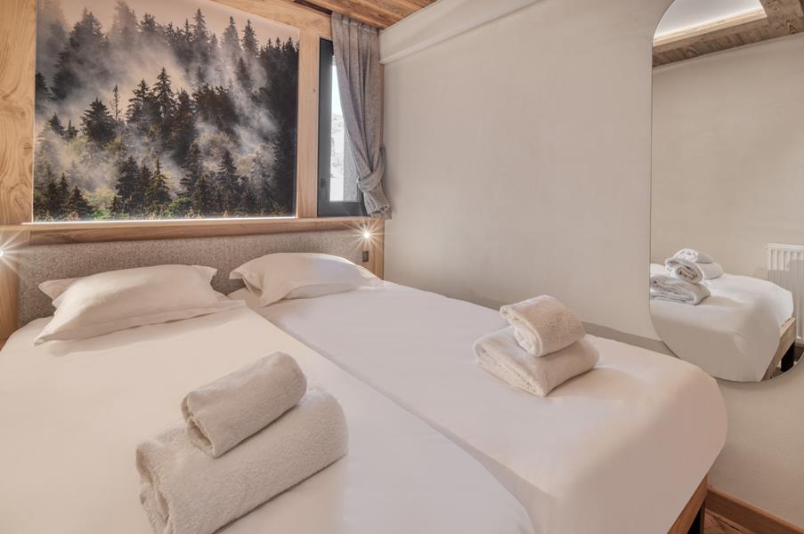 2 lits simples (90*200) avec TV et salle de douche attenante *photo non contractuelles
