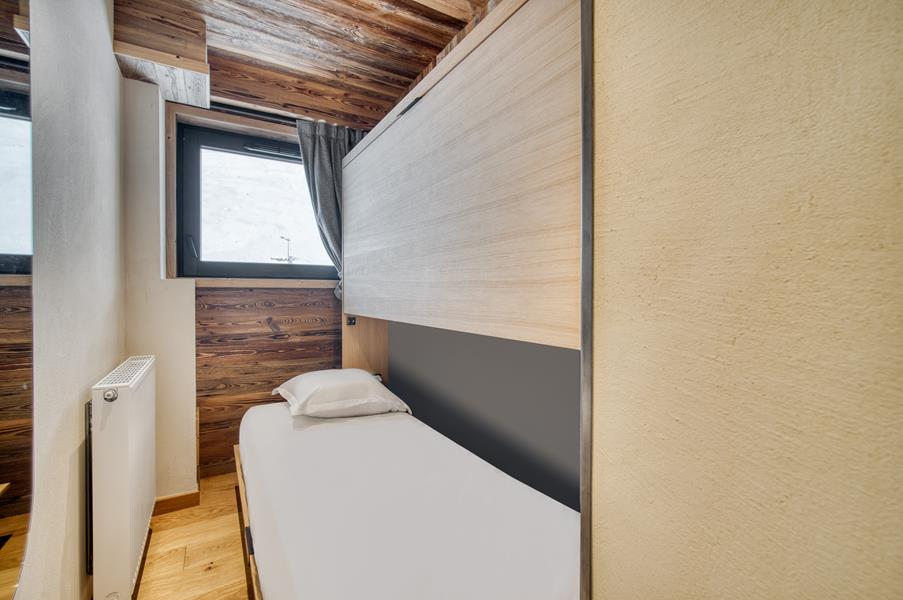 1 lit superposé (80*190) avec TV et salle de douche attenante  *photos non contractuelles