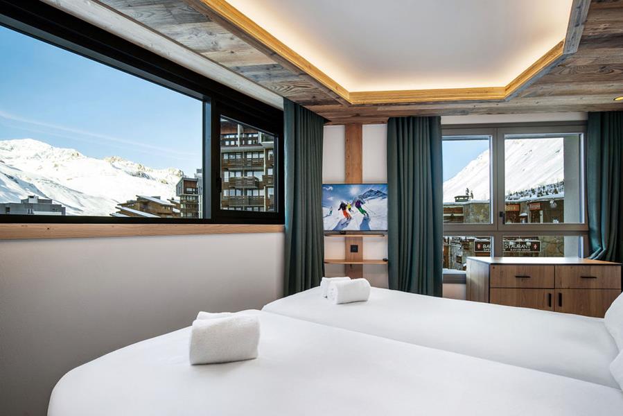 2 single beds (90×200) with TV