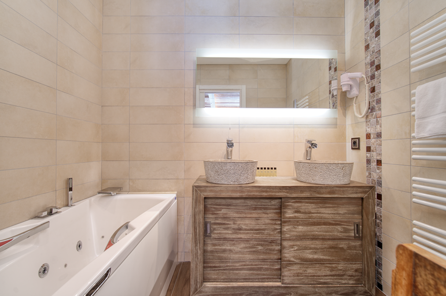 Salle de bain attenante à la Ch.4 avec baignoire